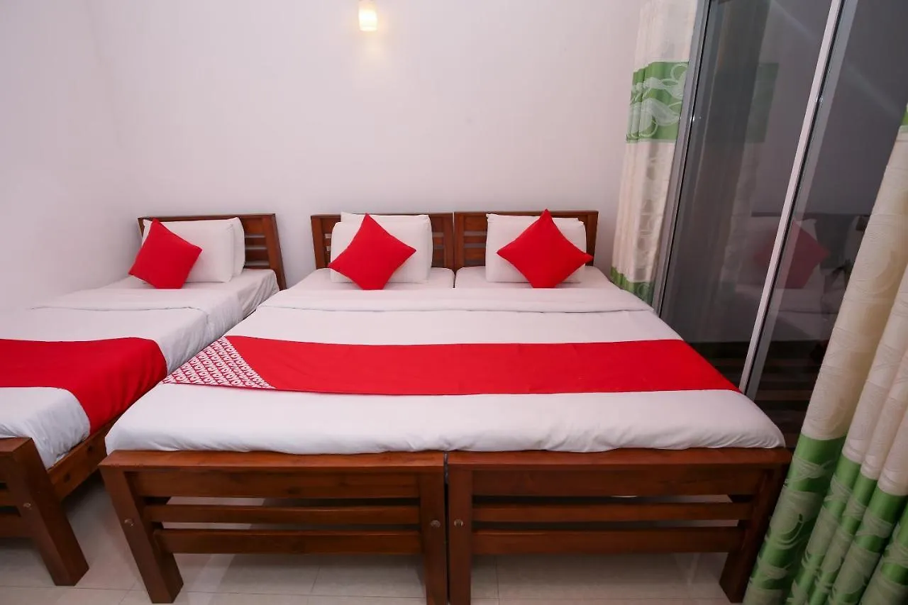Oyo 438 Sarala Residence Hotel キャンディー 3*,